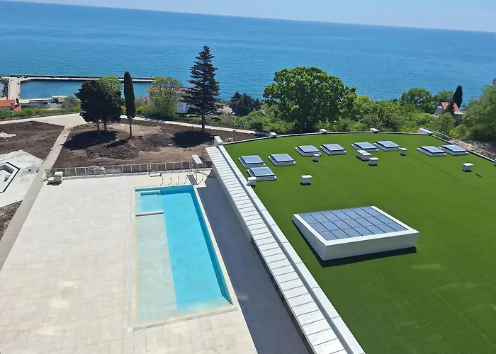 Apartment Skyline 44 *